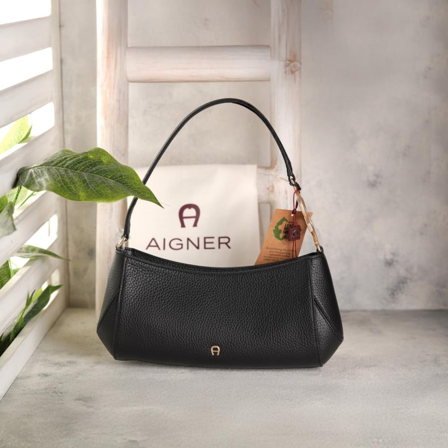 شنطة aigner