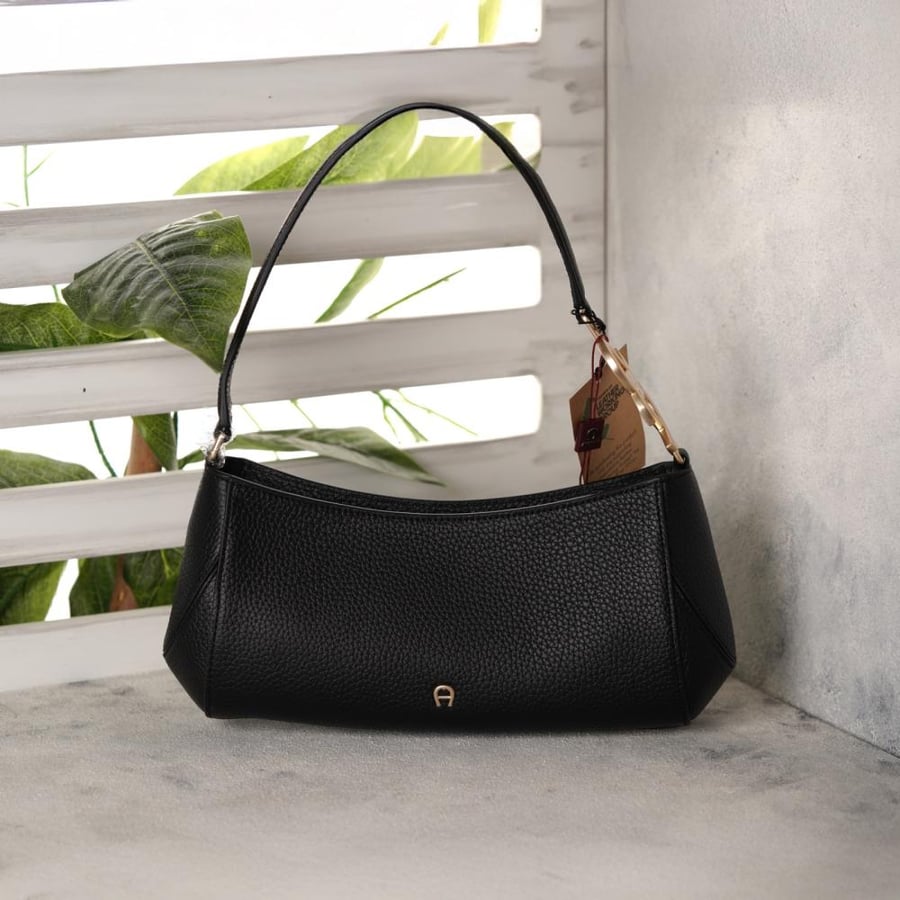شنطة aigner