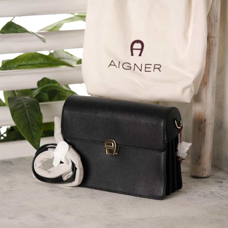 شنطة aigner