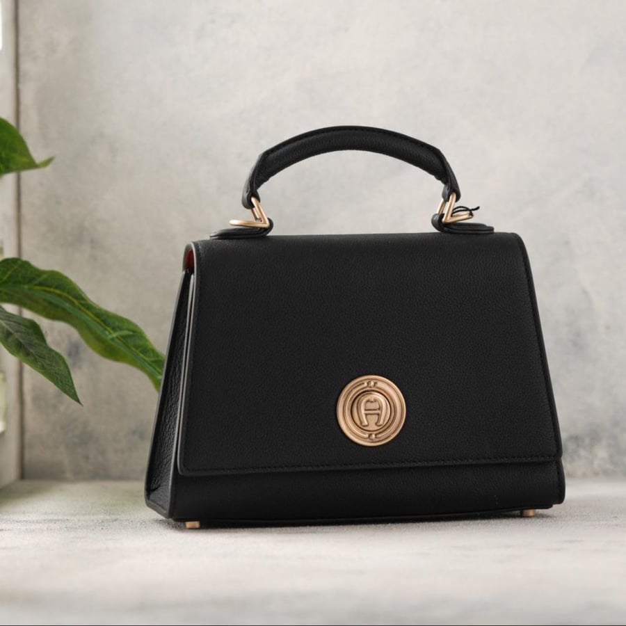 شنطة aigner