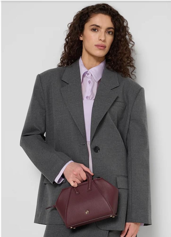 شنطة aigner