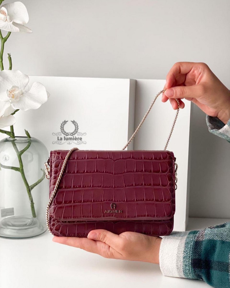 شنطة aigner