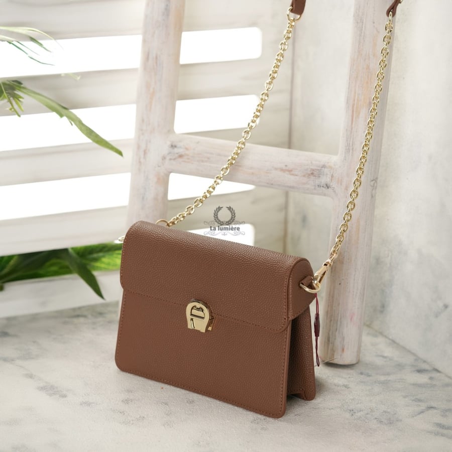 شنطة aigner