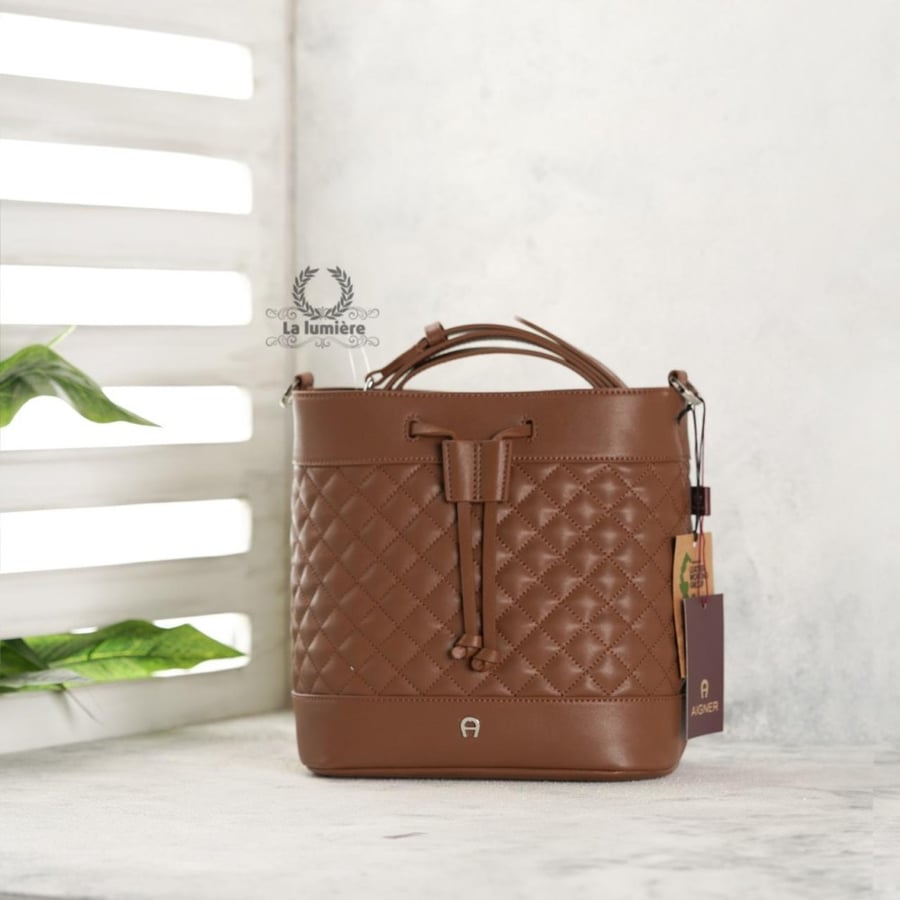 شنطة aigner