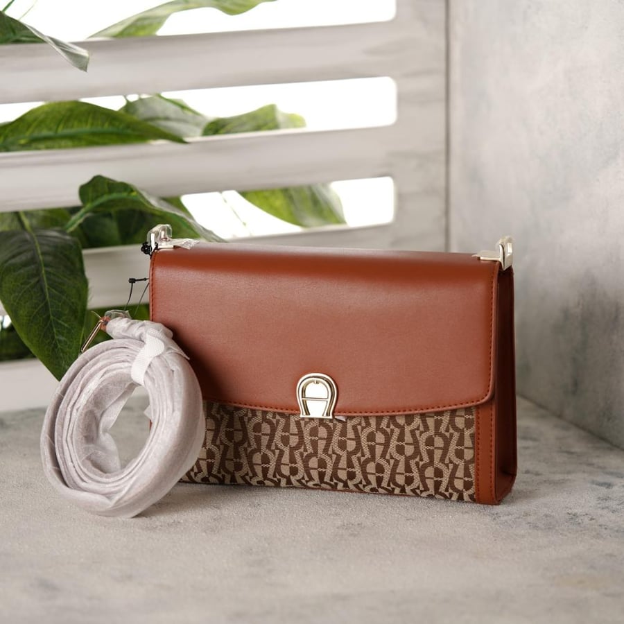 شنطة aigner