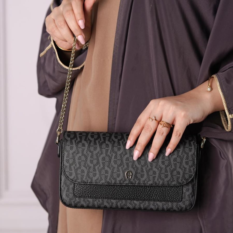 شنطة aigner