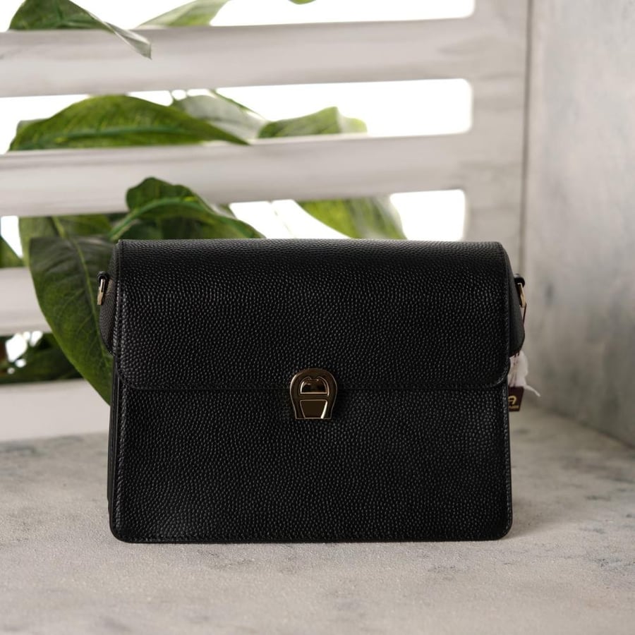 شنطة aigner