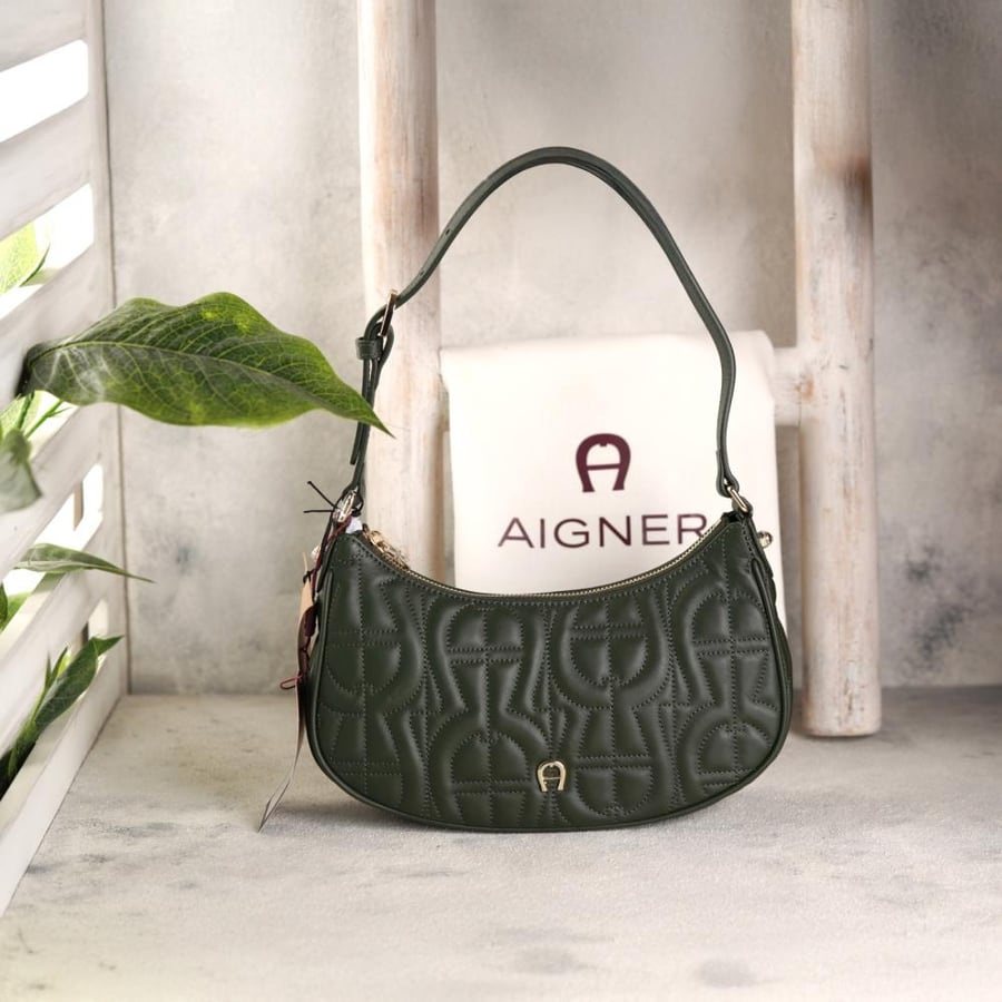 شنطة aigner