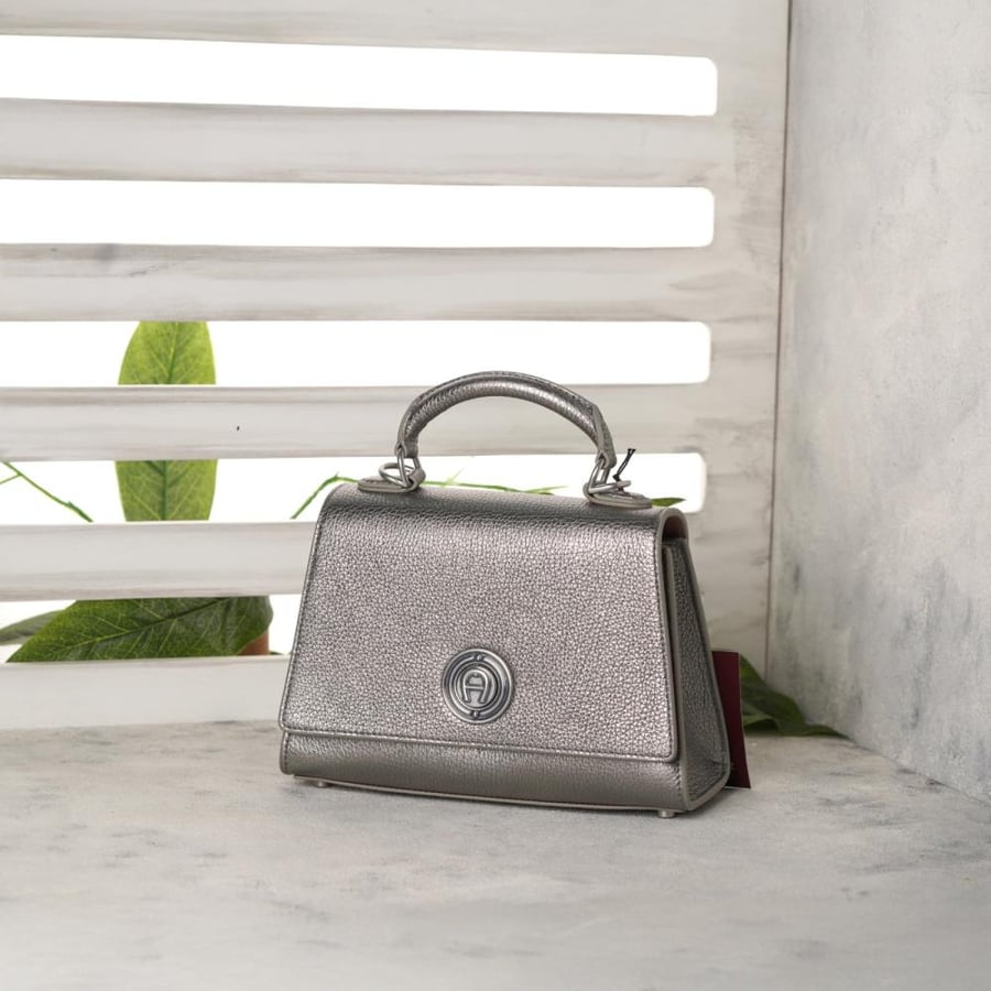 شنطة aigner
