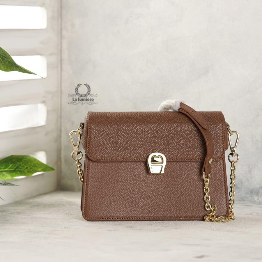 شنطة aigner