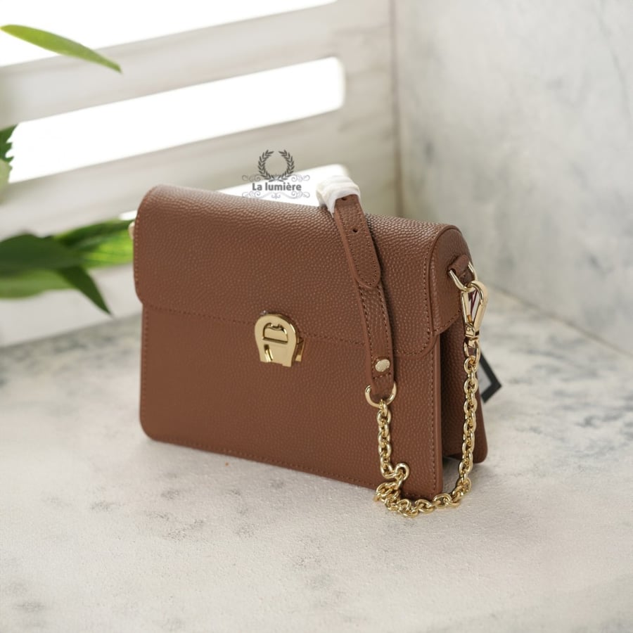 شنطة aigner