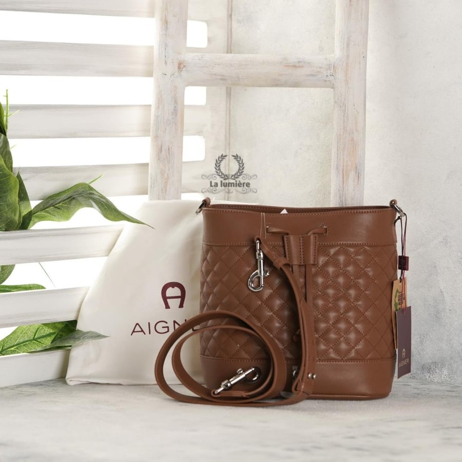 شنطة aigner