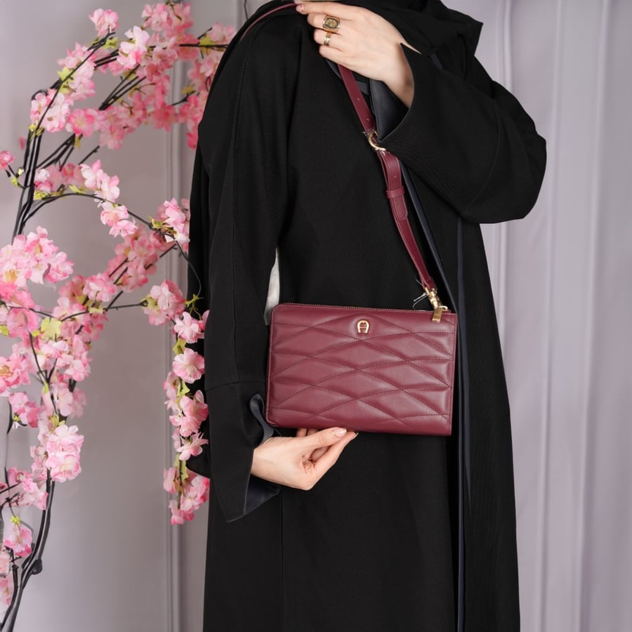 شنطة aigner