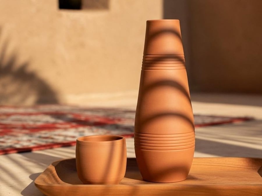 تفاصيل مسام الفخار الطبيعي في قارورة Olla Plus لتنقية المياه من الشوائ