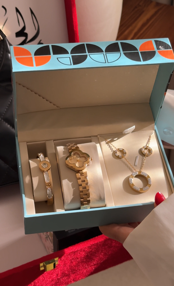 بكج نسائي فاخر (شنطة ونظارة شنيل، ساعة فان كليف، طقم إكسسوار، وعطر قوتشي ) هدية تُحاكي الفخامة