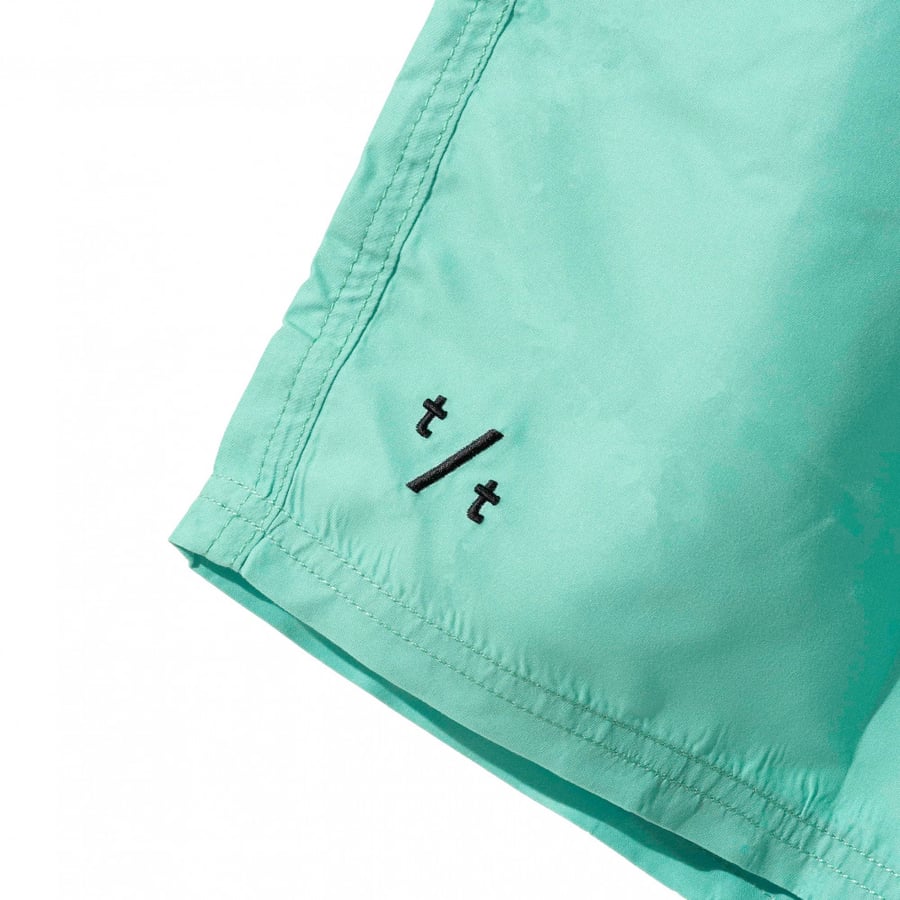 شورت أخضر فاتح (Light green short)