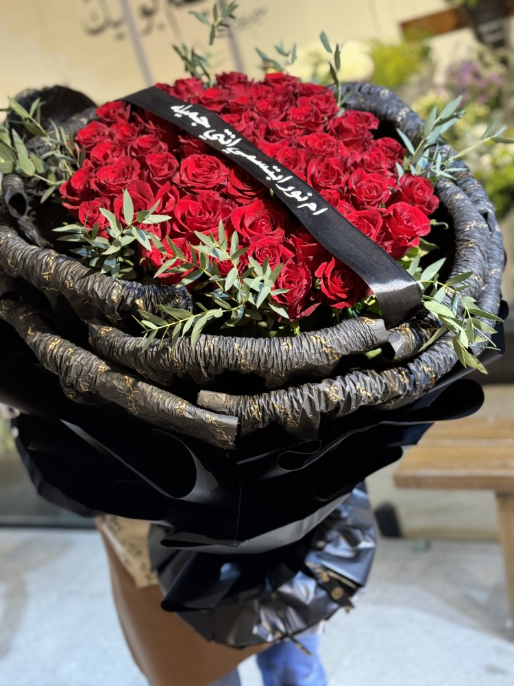 بوكية عملاق مع شريطه