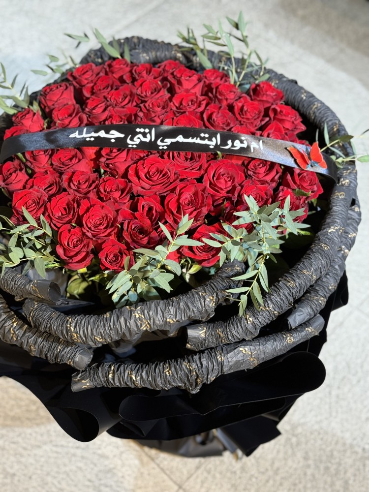 بوكية عملاق مع شريطه