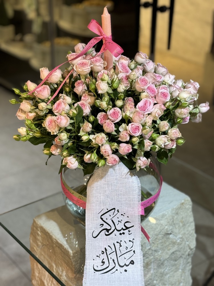 فازة عيد مع شريطه وشمع