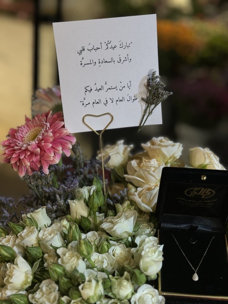 فازة ورد مع شريطه مع ذهب