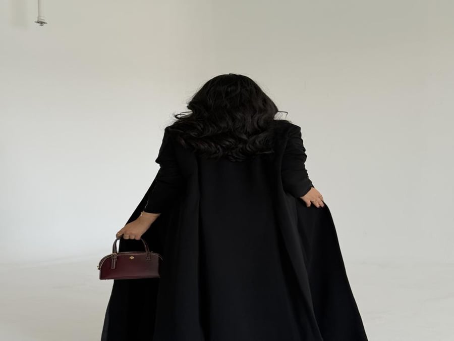عبايه بليزر قصه رسمي بكسرتين من الامام والخلف