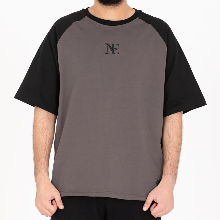 gray and black t-shirt