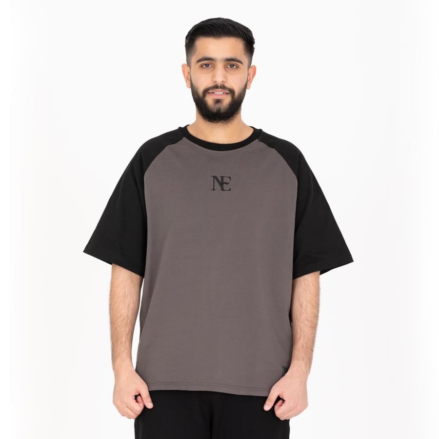 gray and black t-shirt