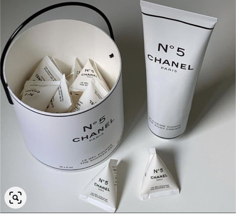 بكج شانيل فاكتوري N5 Chanel Factory 5 مجموعة شانيل فاكتوري ليميتد اديشن تتكون من 20 مغلف شاور جل برائحه عطر شانيل N5 المغلف الواحد حجمه 6 مل