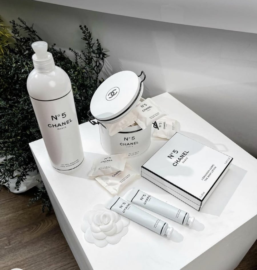 بكج شانيل فاكتوري N5 Chanel Factory 5 مجموعة شانيل فاكتوري ليميتد اديشن تتكون من 20 مغلف شاور جل برائحه عطر شانيل N5 المغلف الواحد حجمه 6 مل