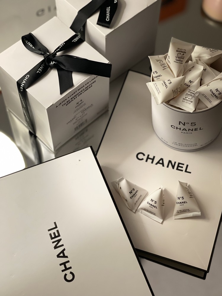 بكج شانيل فاكتوري N5 Chanel Factory 5 مجموعة شانيل فاكتوري ليميتد اديشن تتكون من 20 مغلف شاور جل برائحه عطر شانيل N5 المغلف الواحد حجمه 6 مل