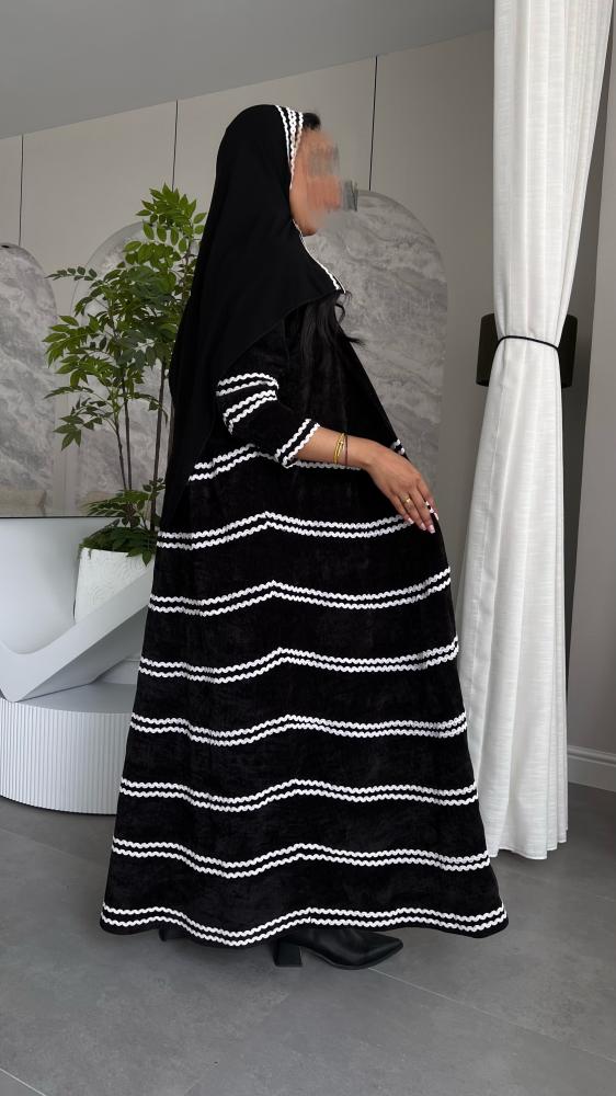 عباية جوخ باللون الأسود