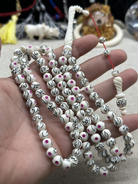 عاج ناب الفيل مطعم بالكامل ياقوت منقوش اسماء الله الحسنى  ٩٩ خرزه ٨ مل ٤٥ جرام