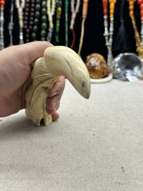 مجسمين من انياب الفقمه النادره نحت قديم مرأه ورجل ( الانسان القديم البدائي) وزن ٣١٤ جرام