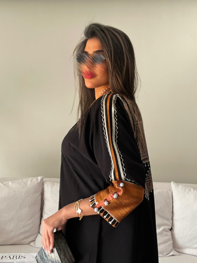 عباية عسيرية بتطريز تراثي راقي