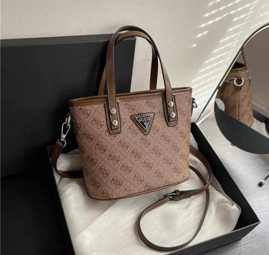 حقيبة يد ماركة جيس (Guess) بني ، وتحديداً موديل لاتونا (Latona Mini Tote