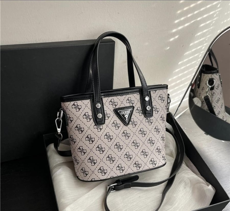 حقيبة يد ماركة جيس (Guess)، وتحديداً موديل لاتونا (Latona Mini Tote أسود