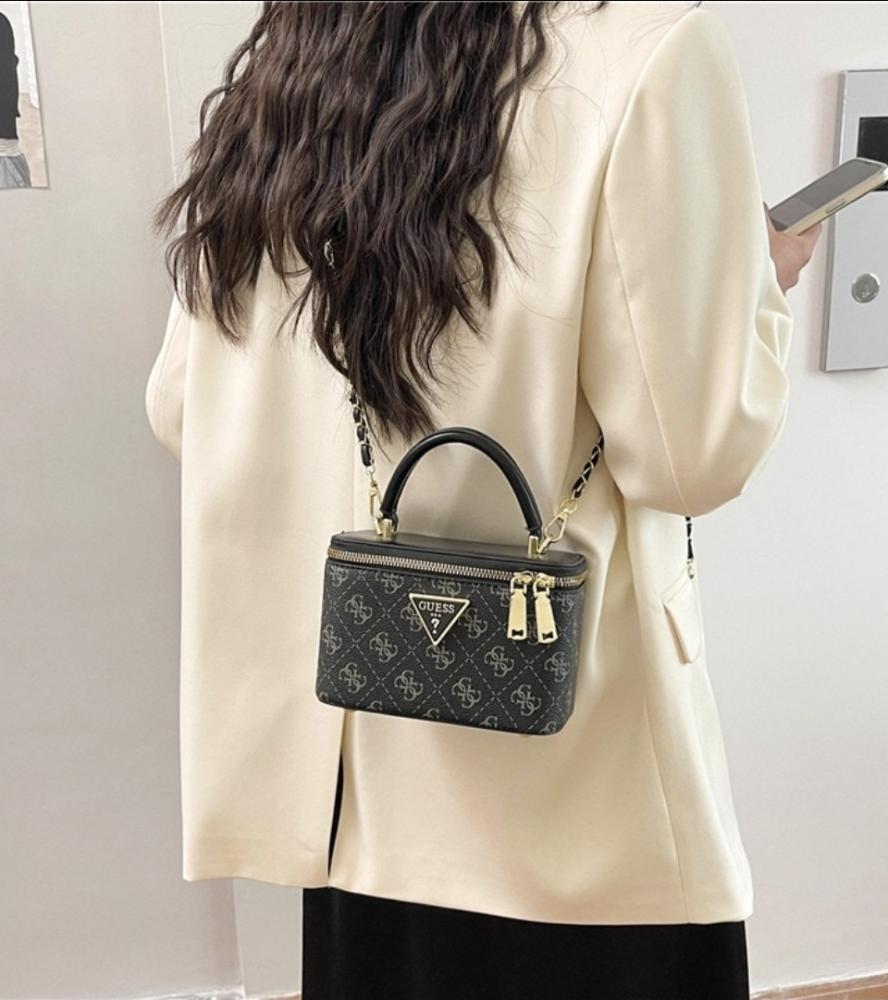 حقيبة يد صغيرة بتصميم صندوق (Mini Vanity/Box Bag) من ماركة جيس (Guess