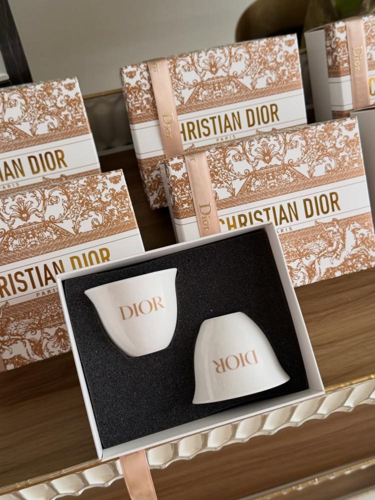 Elegant cup favors that suit your refined taste