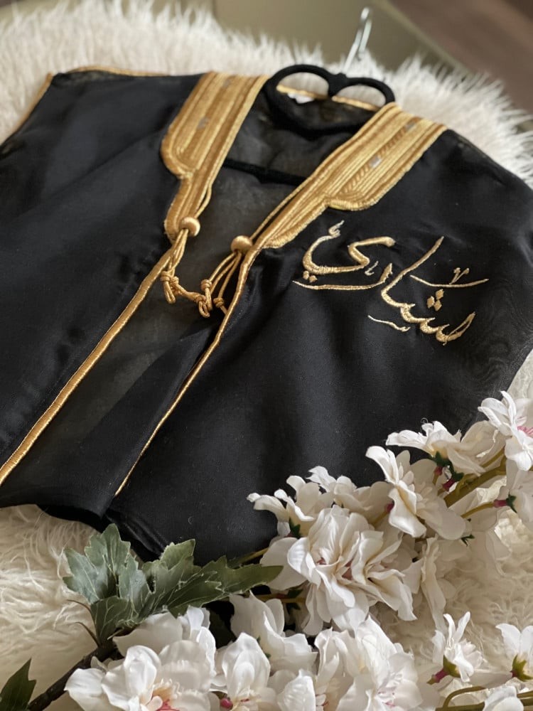 بشت اسود بالاسم