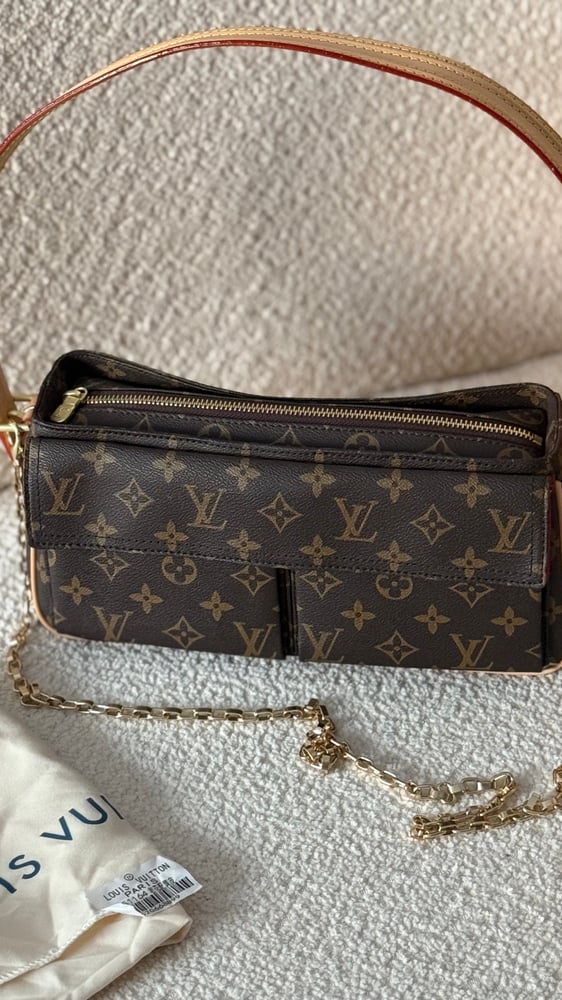 شنطه كتف من  LV مع كيس البراند  جوده عاليه