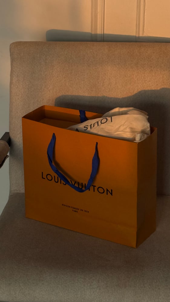 شنطه كتف من  LV مع كيس البراند  جوده عاليه