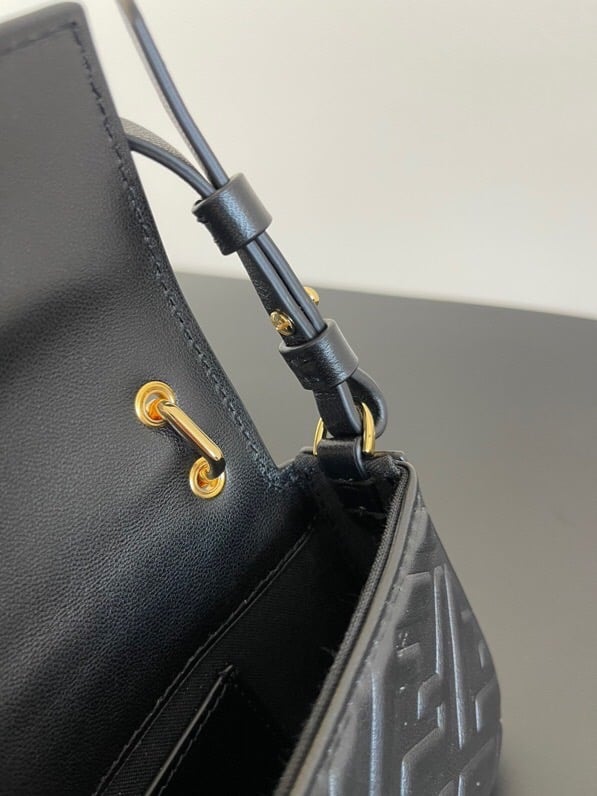 شنطه FENDI توب كوالتي مع ملحقات الماركه