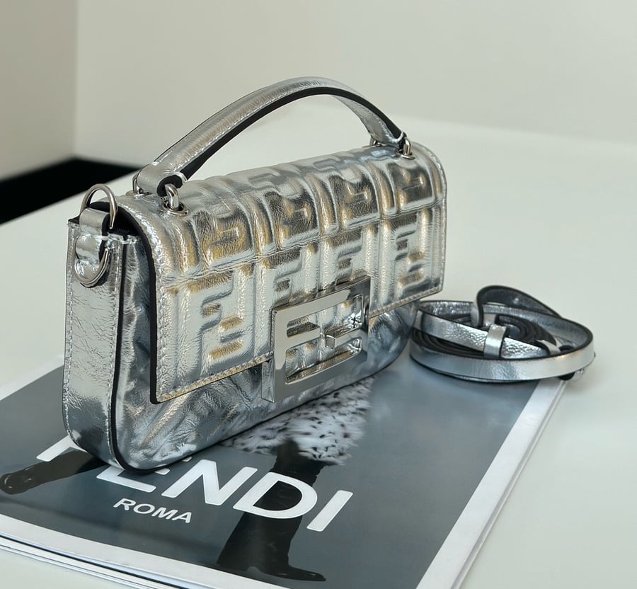 شنطه FENDI توب كوالتي مع ملحقات الماركه