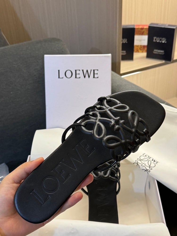 سليبر LOEWE مع  ملحقات الماركه