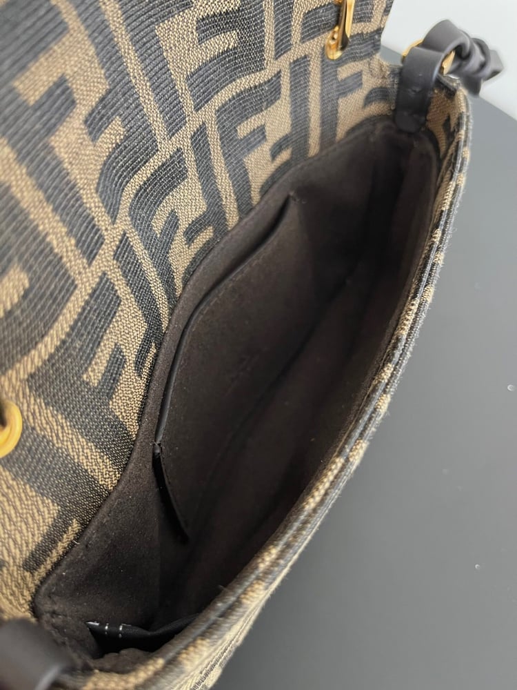 شنطه FENDI توب كوالتي مع ملحقات الماركه
