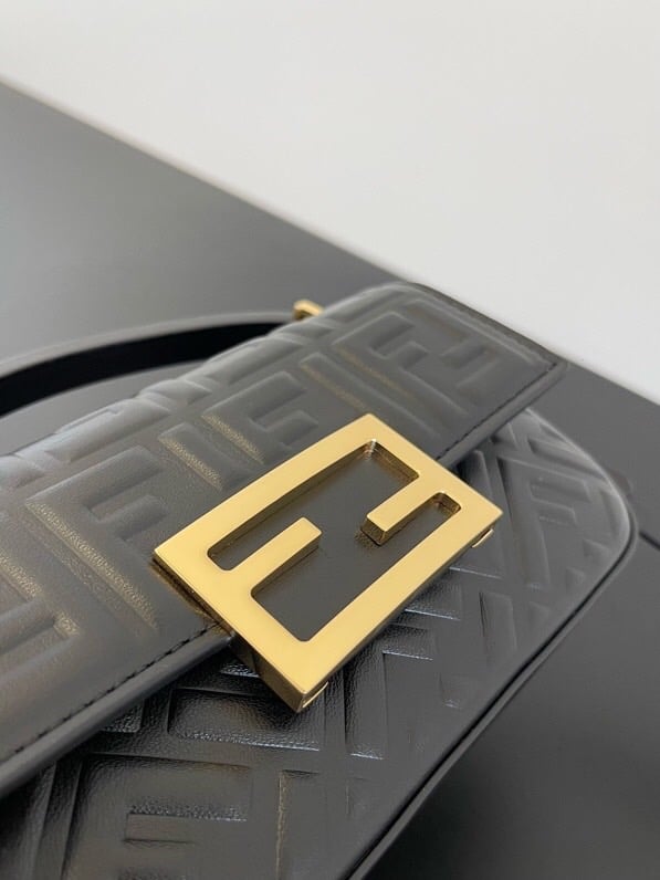 شنطه FENDI توب كوالتي مع ملحقات الماركه