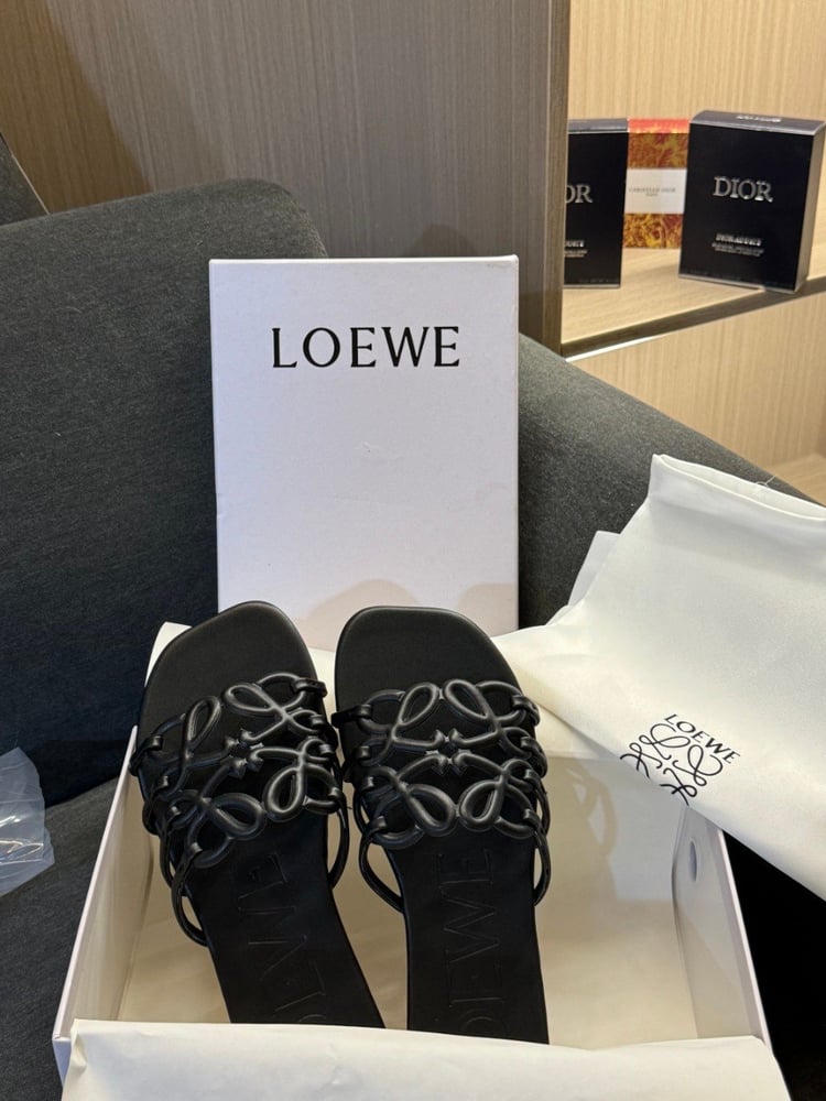 سليبر LOEWE مع  ملحقات الماركه