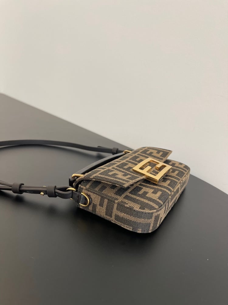 شنطه FENDI توب كوالتي مع ملحقات الماركه