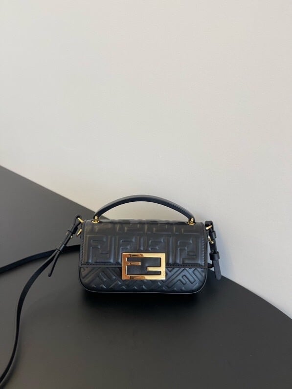 شنطه FENDI توب كوالتي مع ملحقات الماركه
