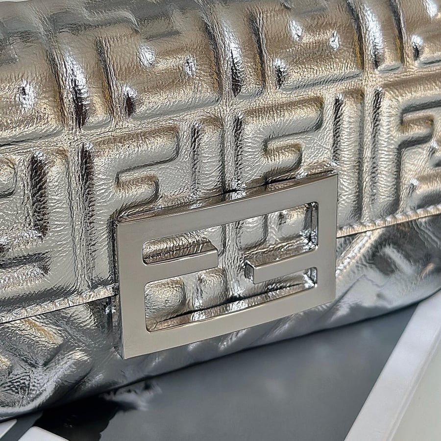 شنطه FENDI توب كوالتي مع ملحقات الماركه
